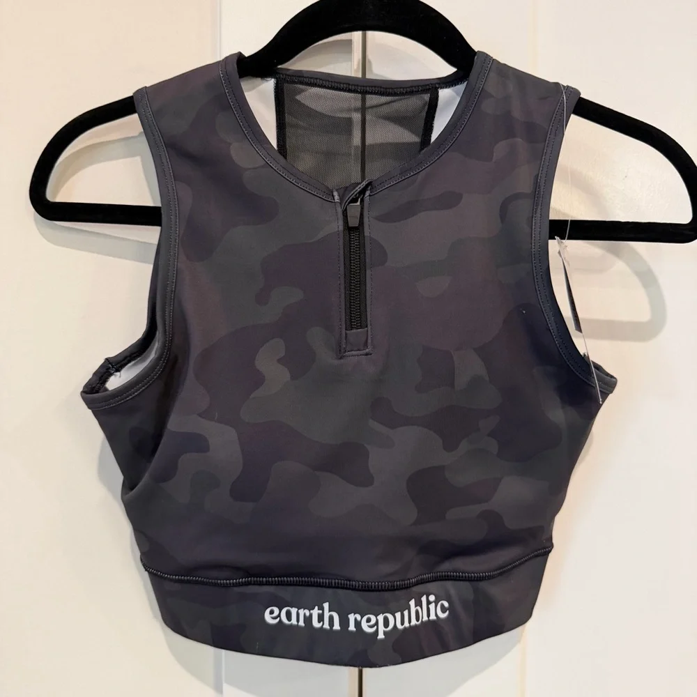 Earth Republic Sports Bra The Axelle in Black Camouflage Size Small NWT's